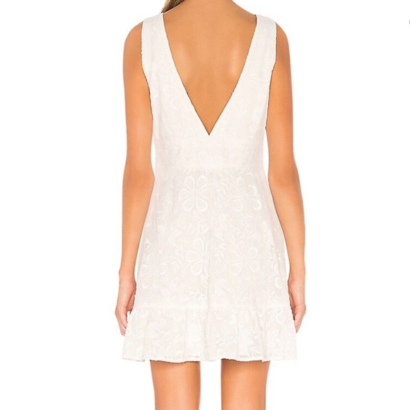 BB Dakota // White Flower Power V-Neck Dress NWOT - Picture 2 of 12